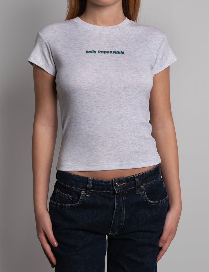 T-shirt grigia con scritta "bella impossibile" frontale
