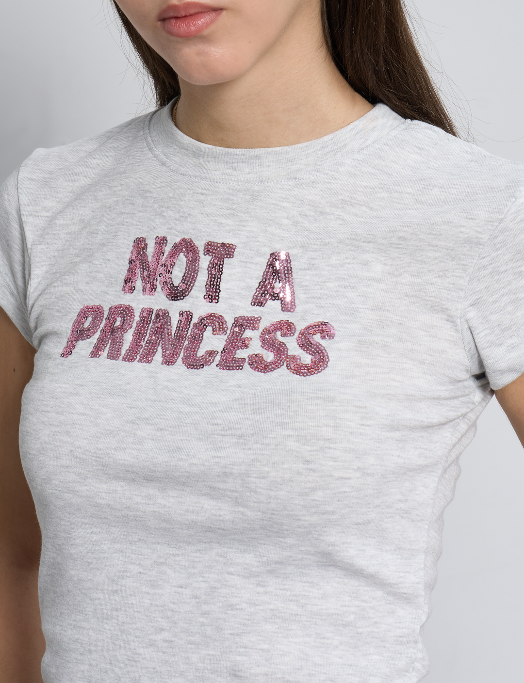 T-shirt grigia con scritta in paillettes dettaglio