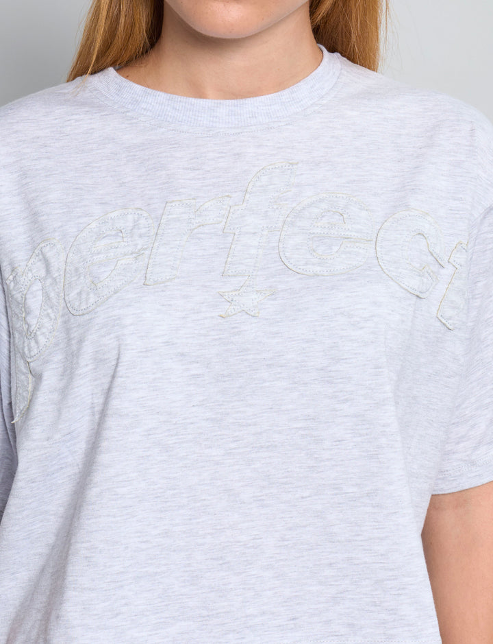 T-shirt grigia oversize con scritta "perfect" dettaglio