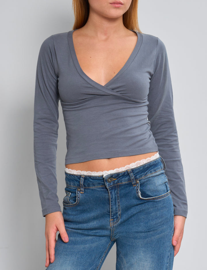 T-shirt indigo a maniche lunghe con scollo a V incrociato frontale