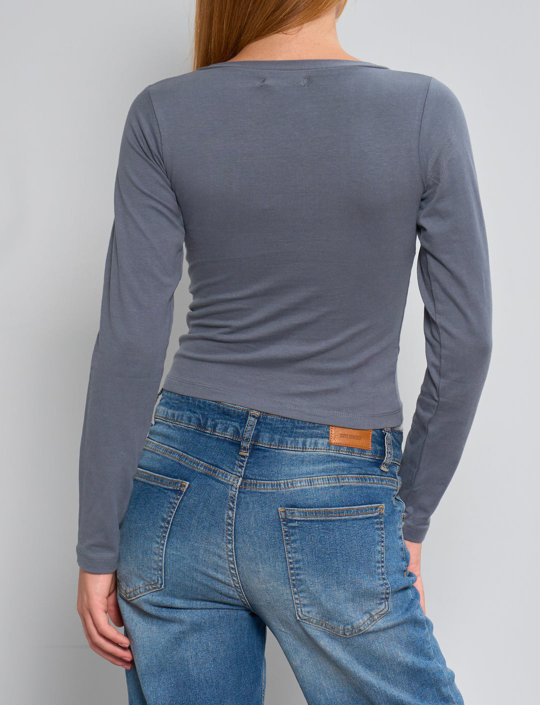 T-shirt indigo a maniche lunghe con scollo a V incrociato retro