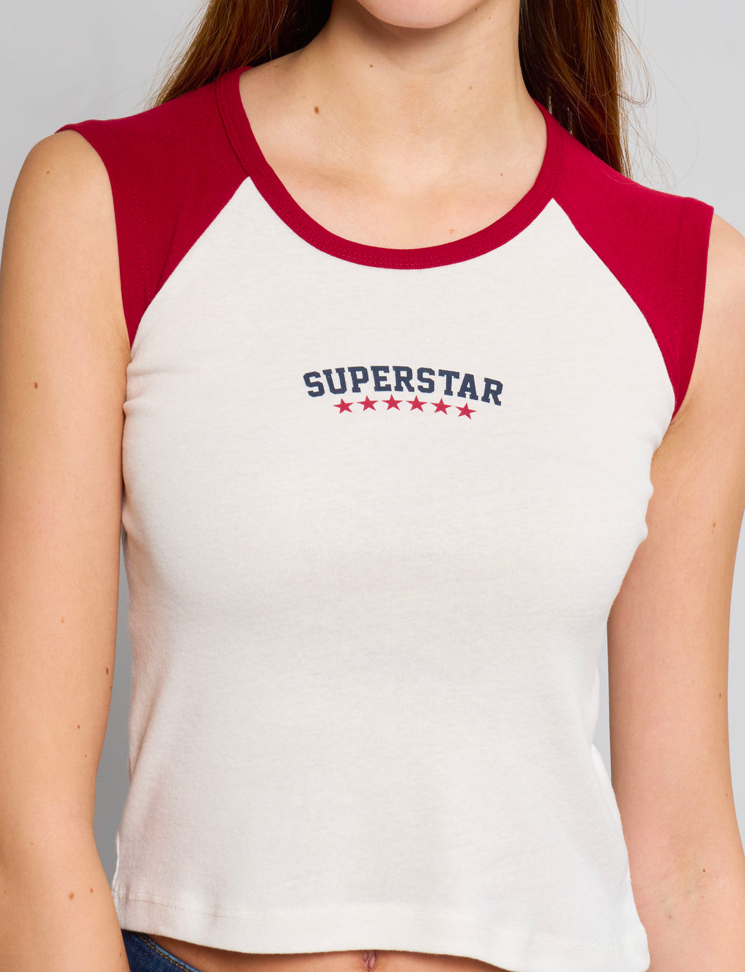 T-shirt manica bicolor con scritta “Superstar" dettaglio