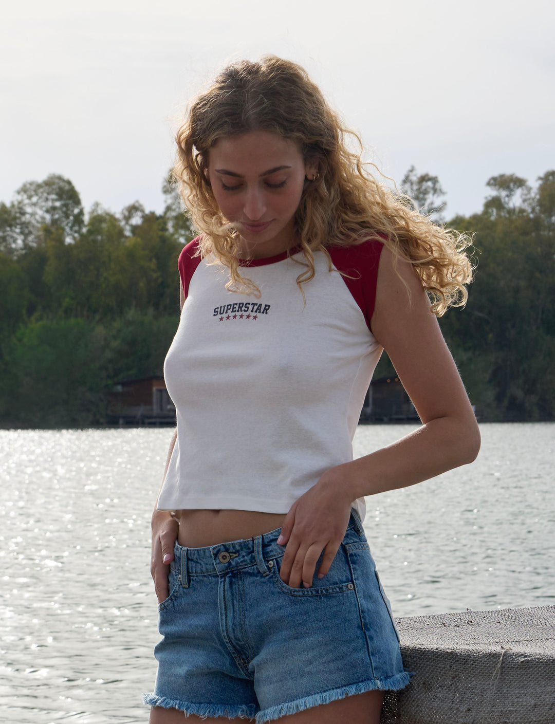 T-shirt manica bicolor con scritta “Superstar“ look