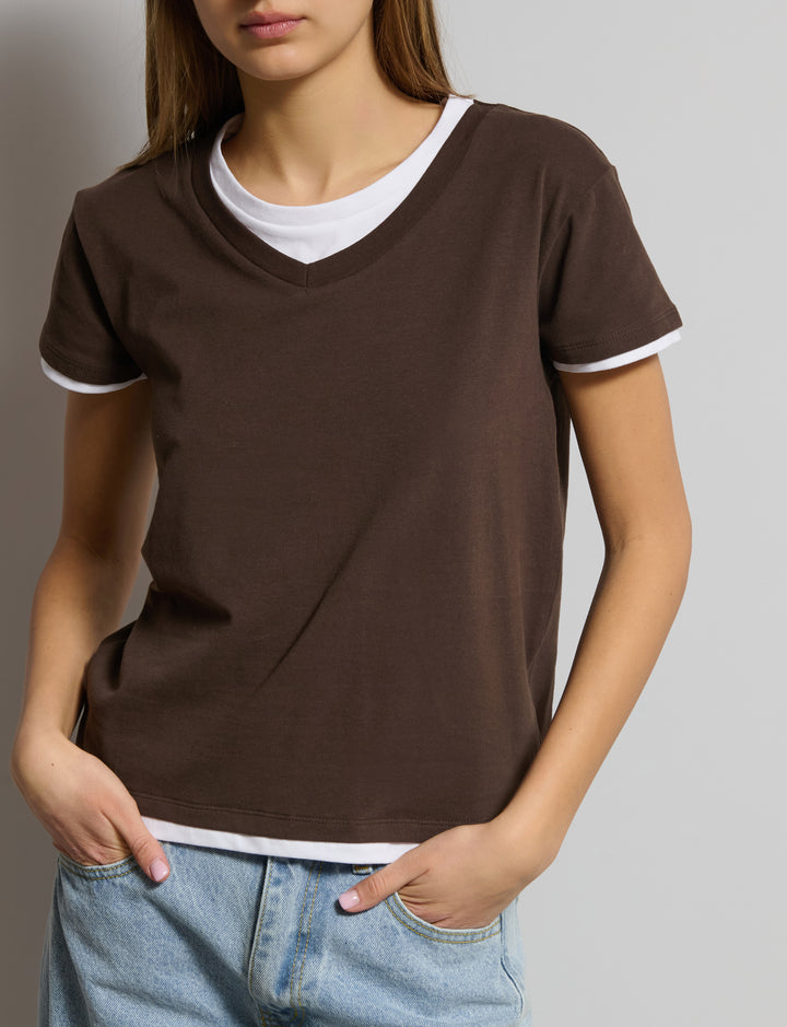 T-shirt marrone e bianca a doppio strato