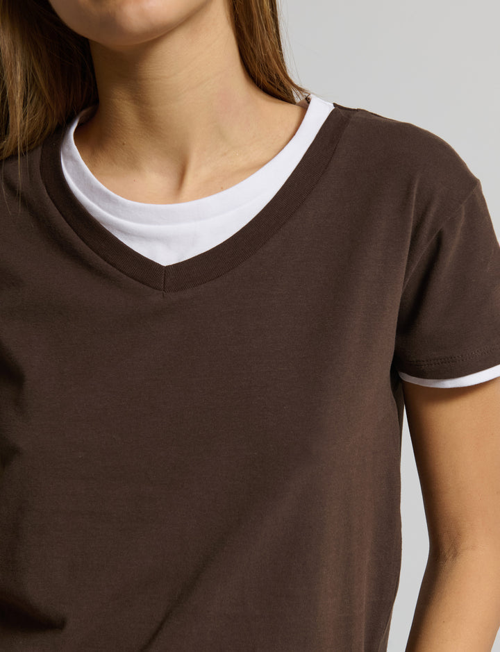 T-shirt marrone e bianca a doppio strato