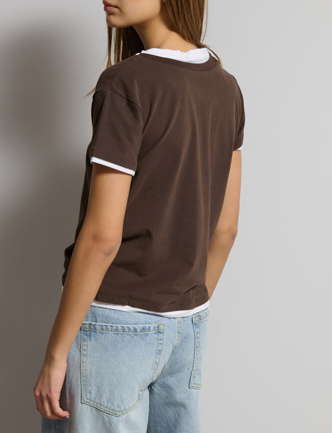 T-shirt marrone e bianca a doppio strato