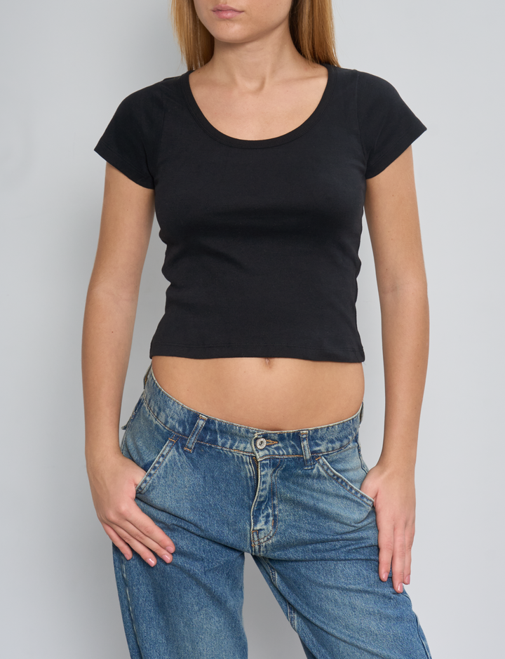 T-shirt nera a scollo tondo dettaglio