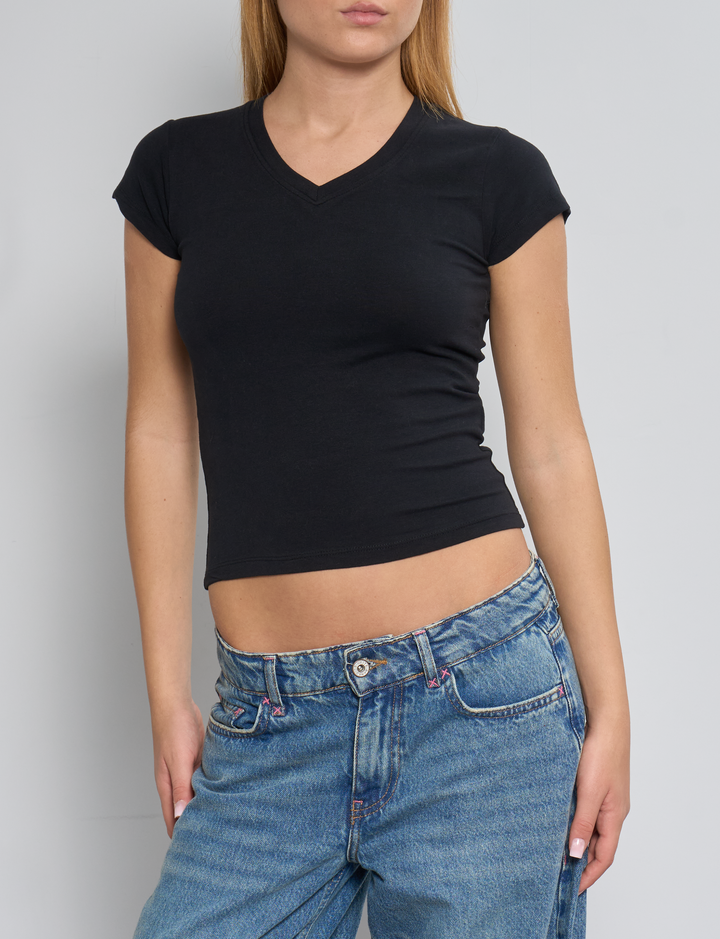 T-shirt nera con scollo a V frontale