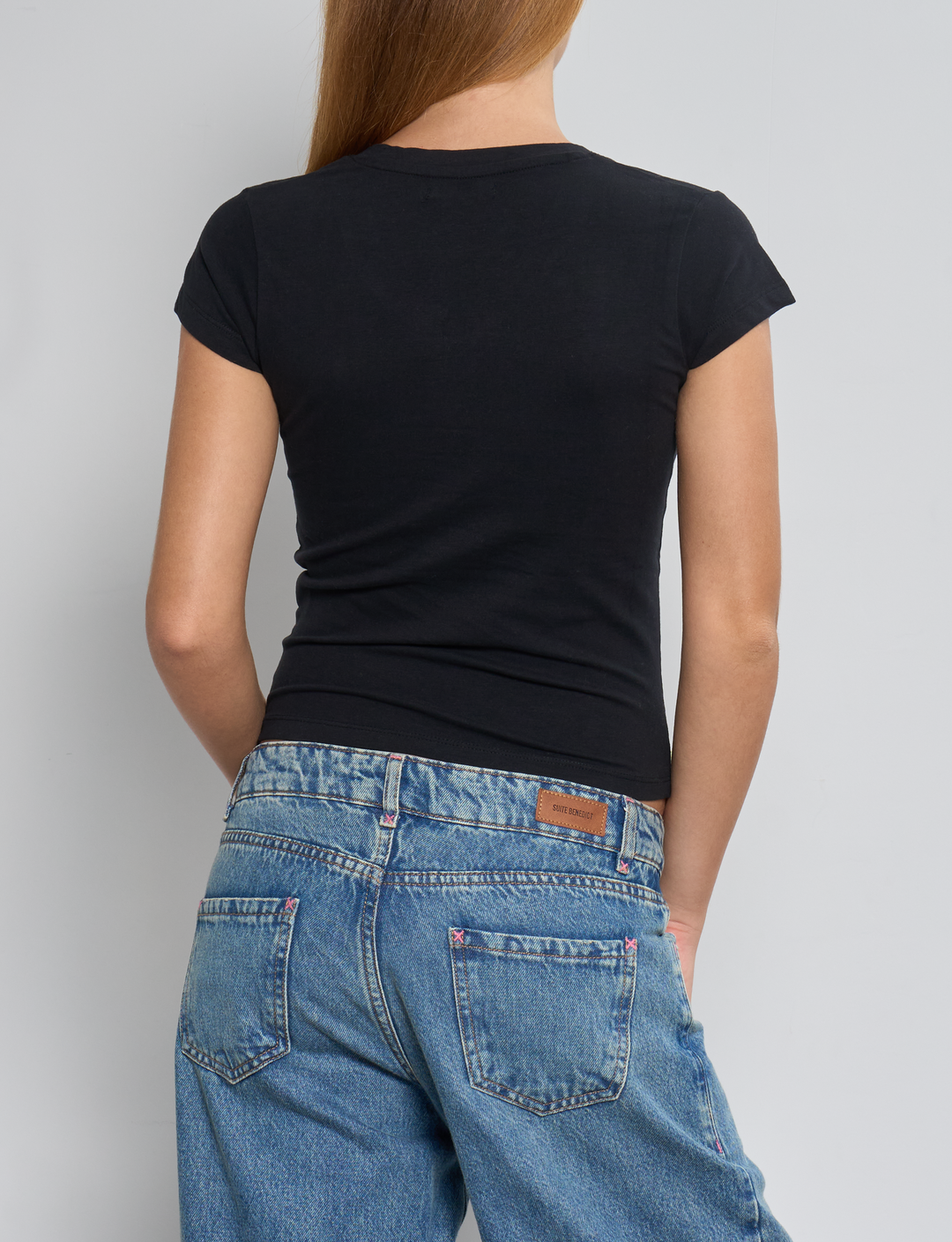 T-shirt nera con scollo a V retro