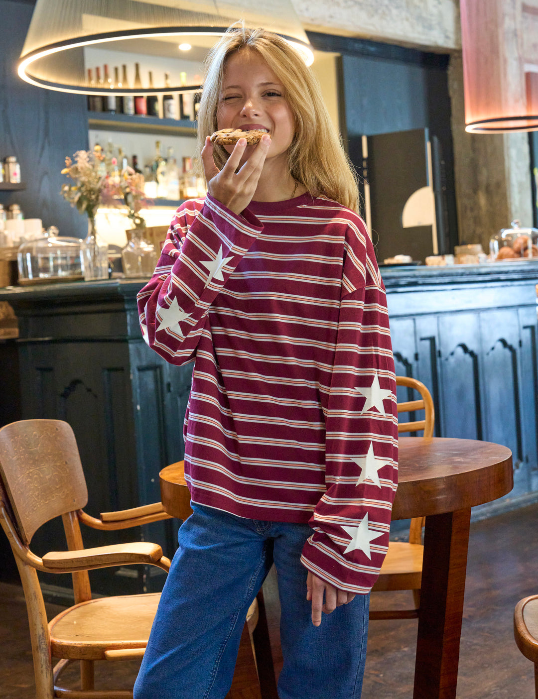 T-shirt oversize a maniche lunghe a righe bordeaux con stelle copertina