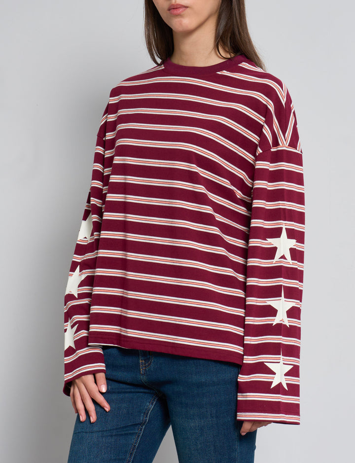 T-shirt oversize a maniche lunghe a righe bordeaux con stelle frontale