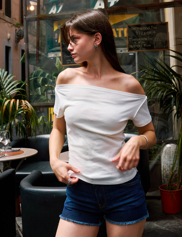 T-shirt panna a maniche corte con scollo a barca