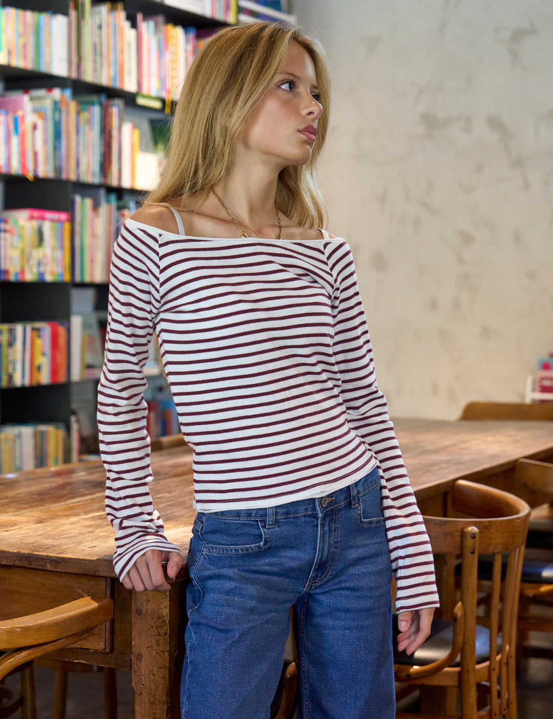 T-shirt panna a righe bordeaux con scollo a barca copertina