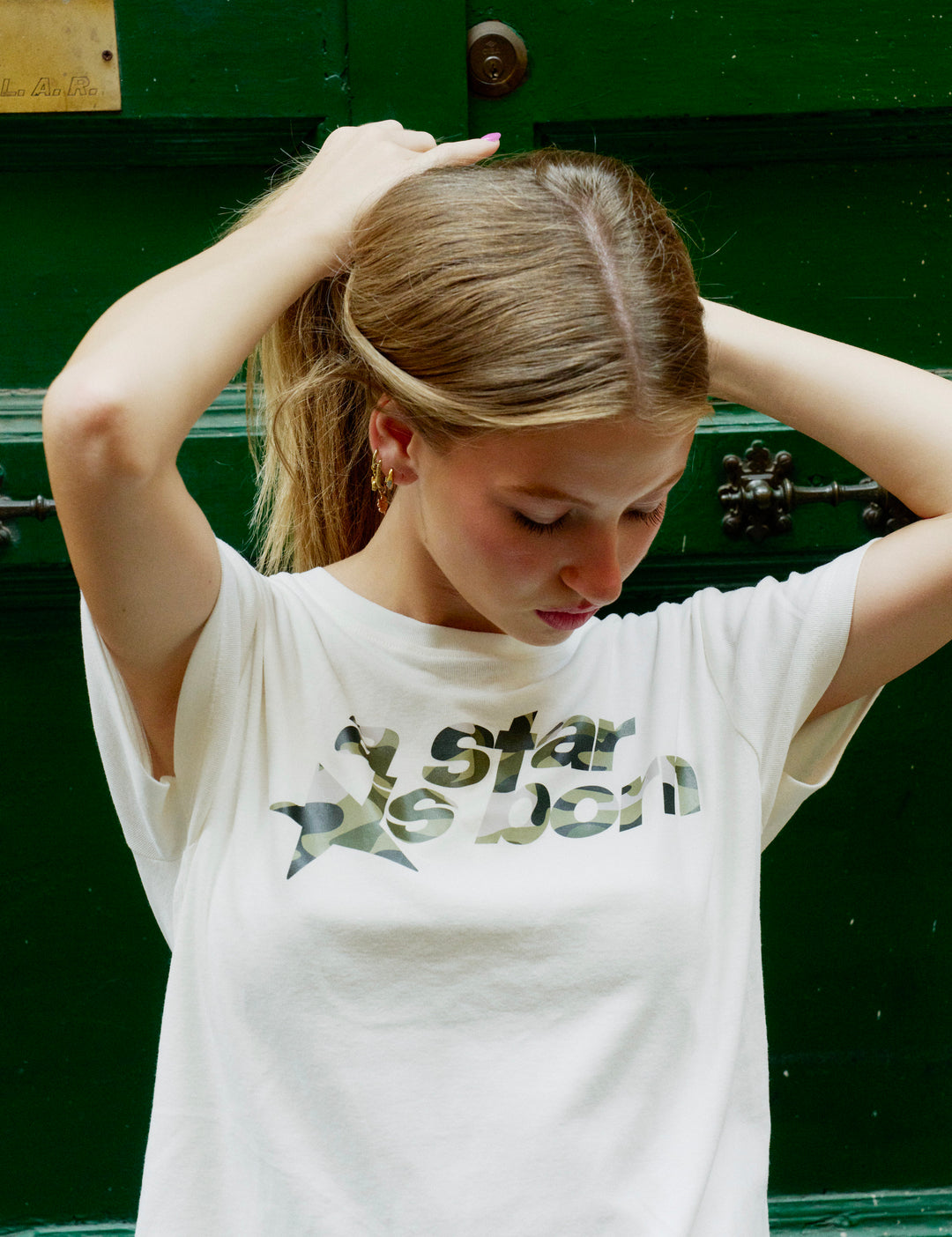 T-shirt panna boxy con scritta camouflage "a star is born" copertina