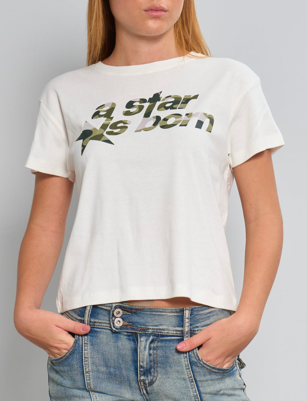 T-shirt panna boxy con scritta camouflage "a star is born" frontale