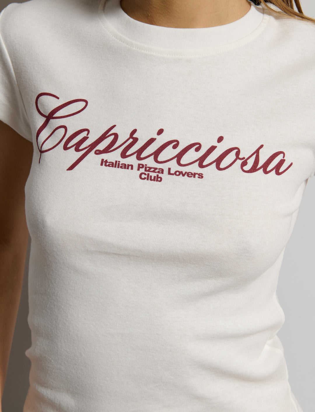 T-shirt panna con scritta "Capricciosa"