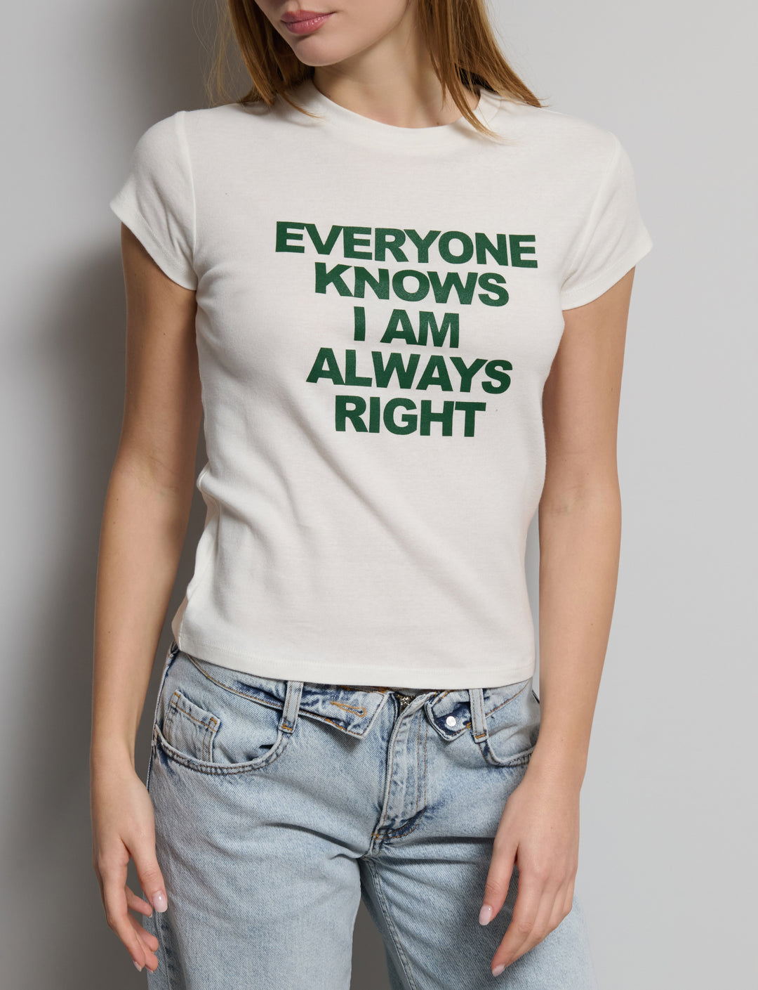 T-shirt panna con scritta "Everyone knows I am always right"