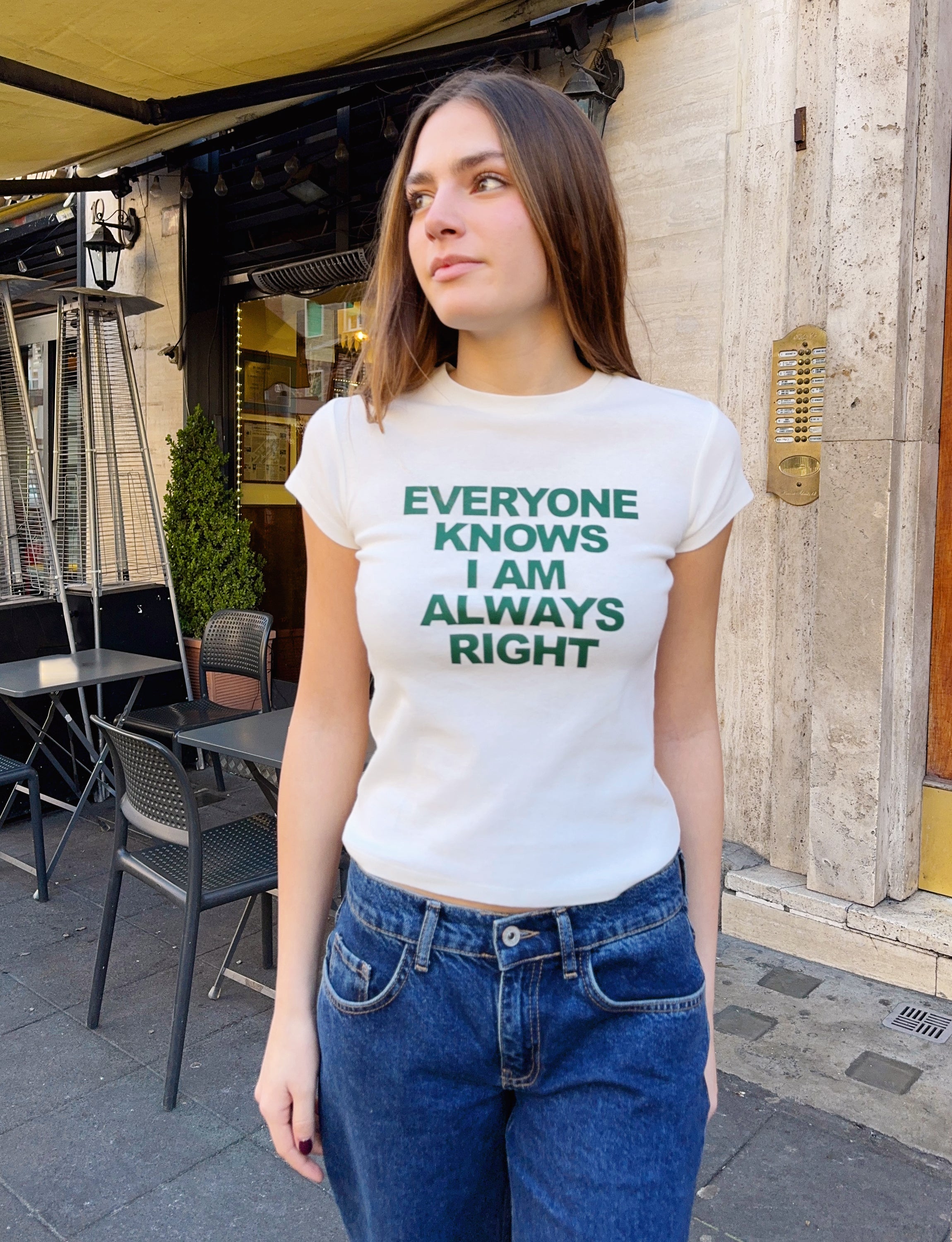 T-shirt panna con scritta "Everyone knows I am always right"