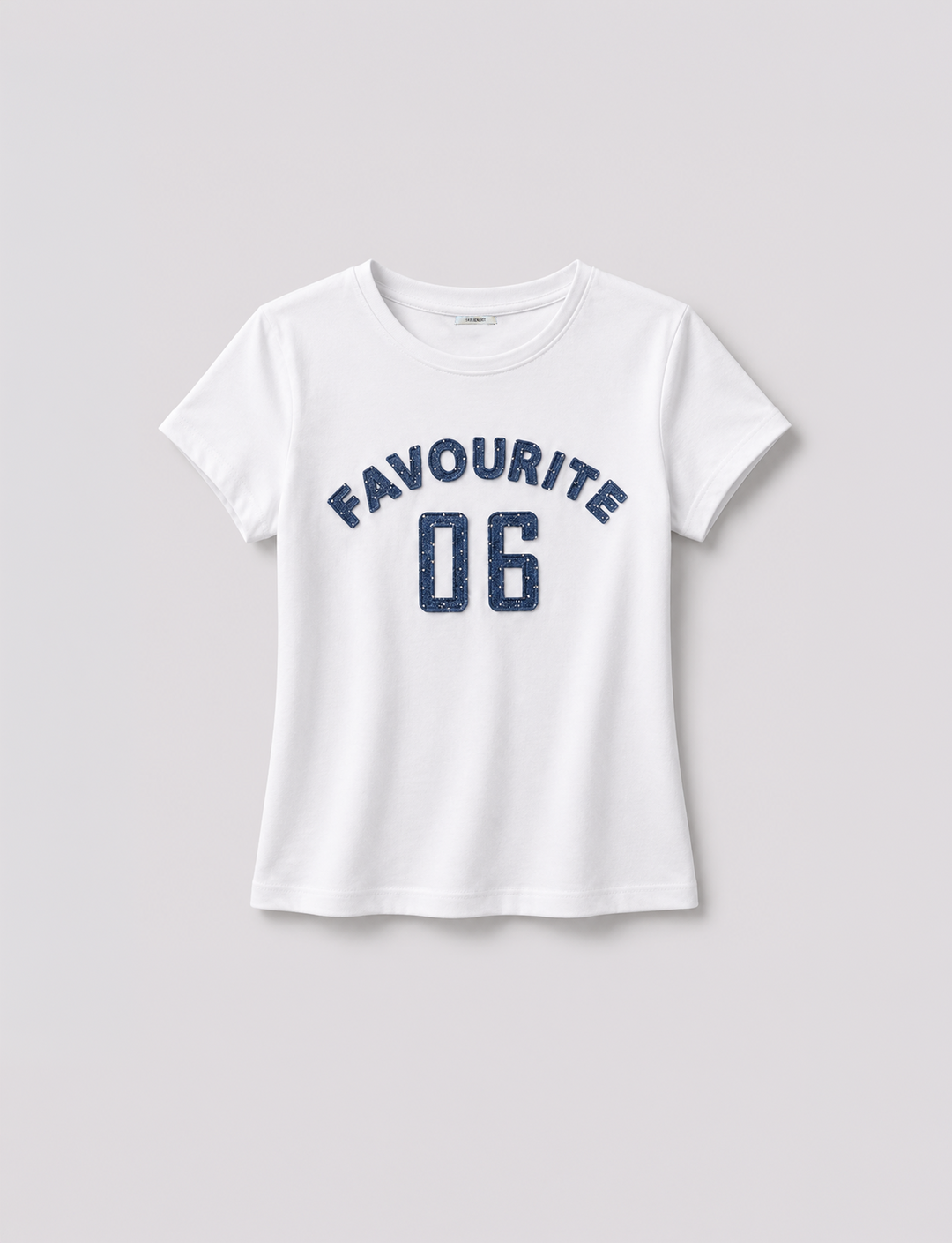 T-shirt panna con scritta "Favourite" e numero 06 still life