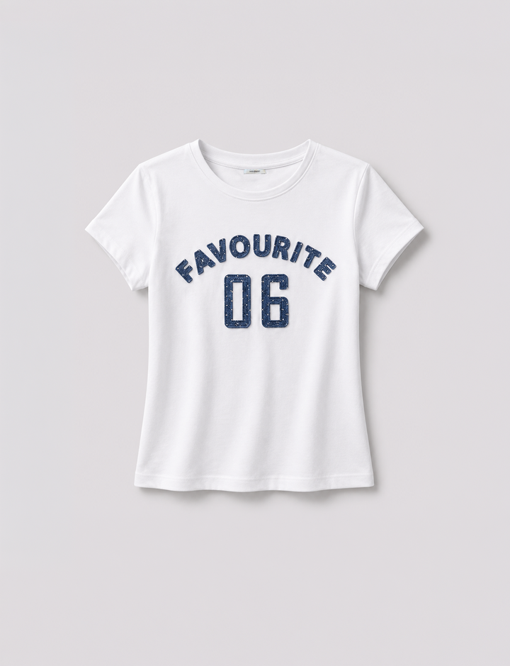 T-shirt panna con scritta "Favourite" e numero 06 still life