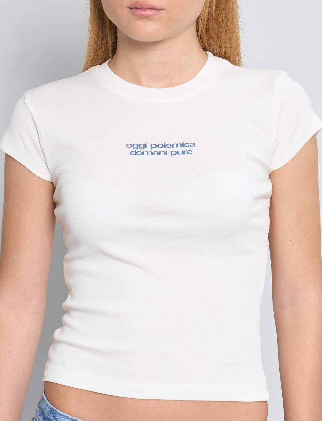 T-shirt panna con scritta "oggi polemica domani pure" dettaglio