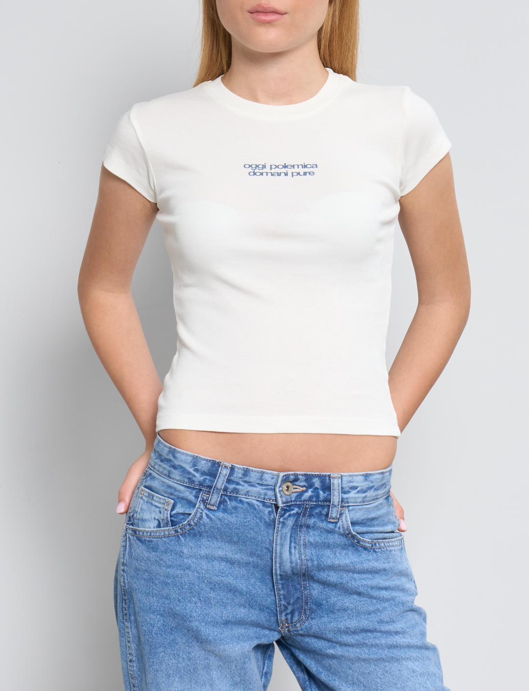 T-shirt panna con scritta "oggi polemica domani pure" frontale