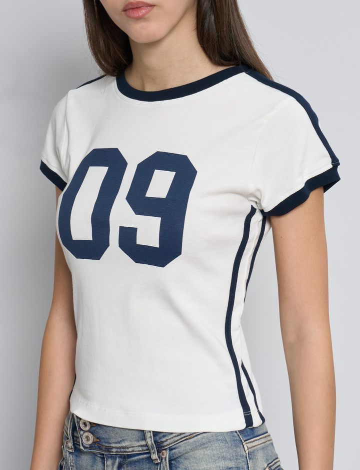 T-shirt panna con stampa 09 e dettagli a contrasto dettaglio