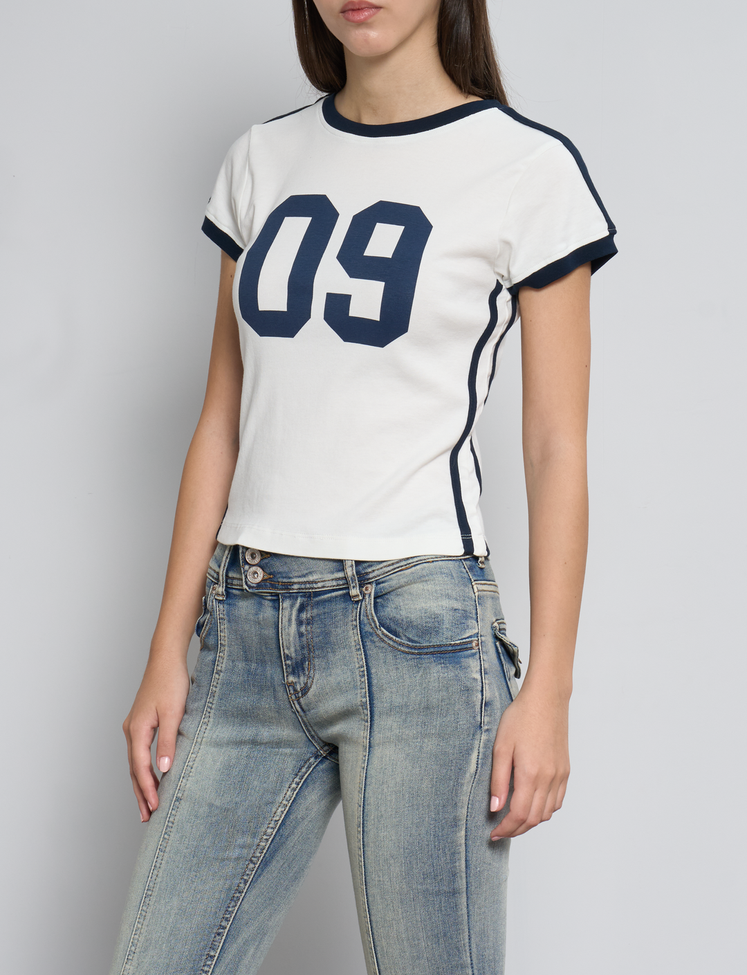 T-shirt panna con stampa 09 e dettagli a contrasto frontale