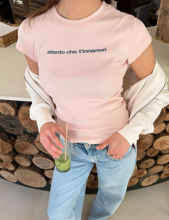 T-shirt rosa con scritta “Attento che t‘innamori“ look