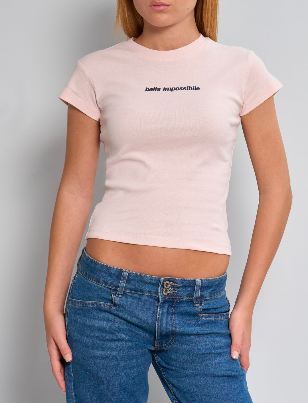 T-shirt rosa con scritta "bella impossibile" frontale
