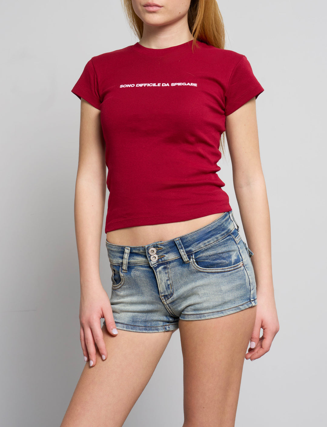 T-shirt rossa con scritta “Difficile da spiegare“ frontale