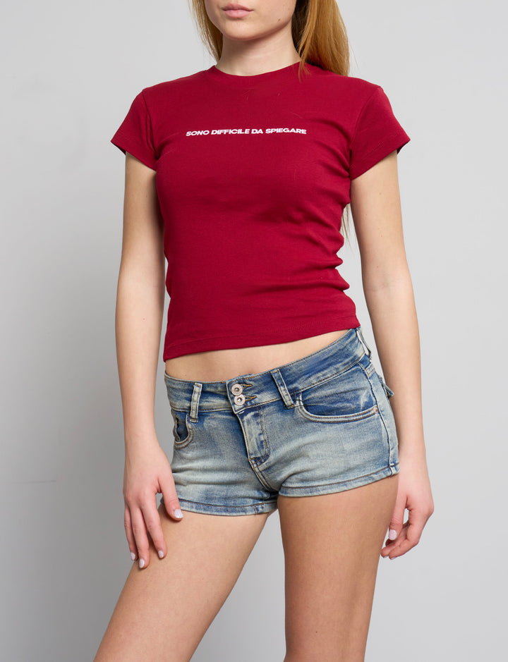 T-shirt rossa con scritta “Difficile da spiegare“ frontale