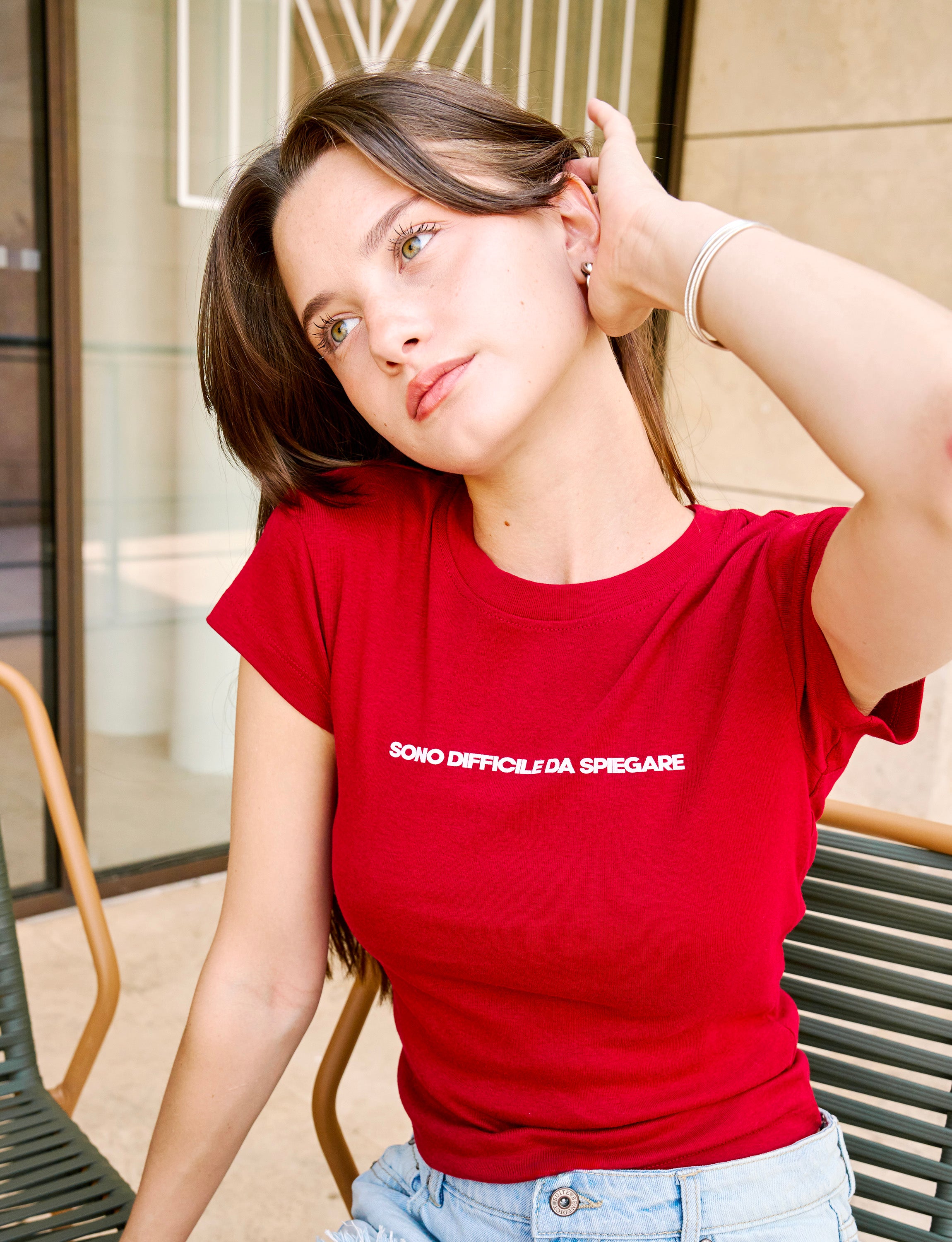 T-shirt rossa con scritta "Difficile da spiegare"