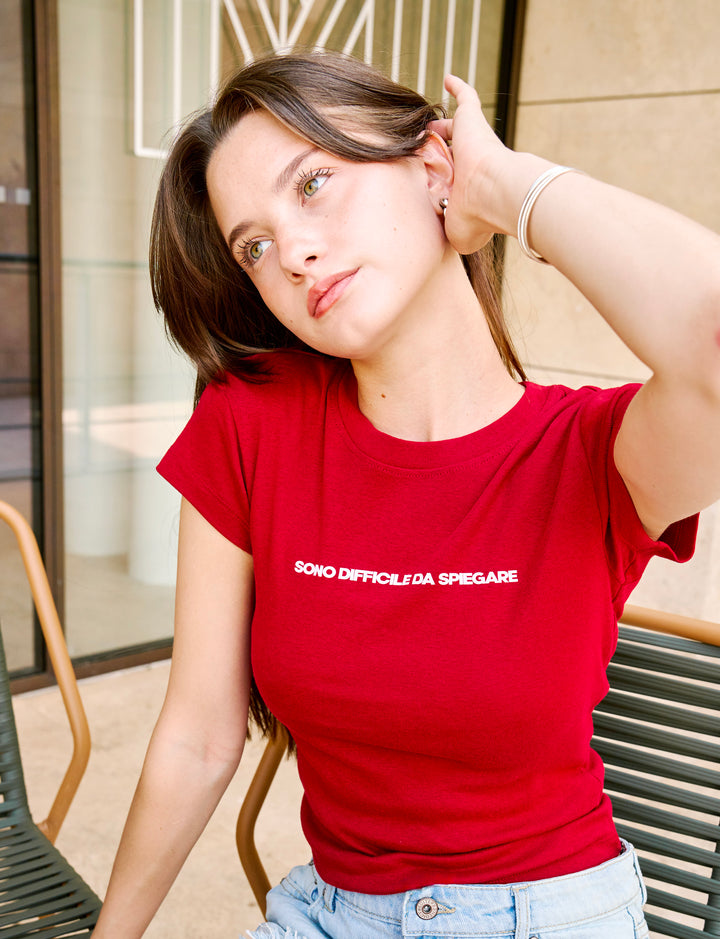T-shirt rossa con scritta "Difficile da spiegare" look