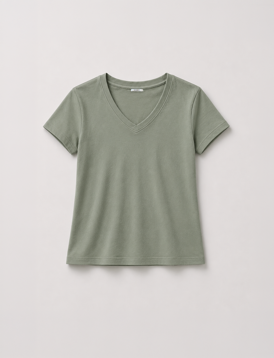 T-shirt verde salvia con scollo a V still life