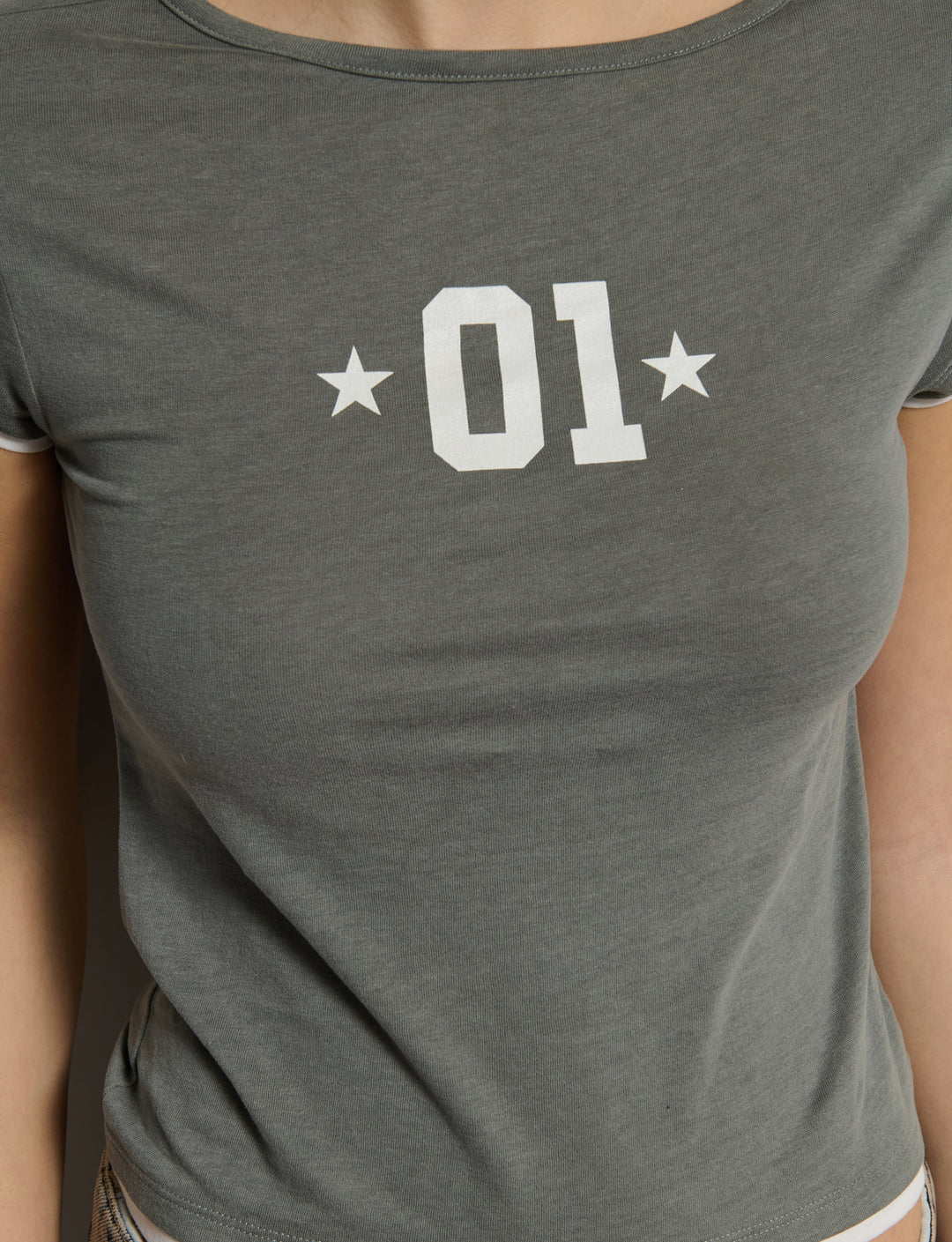 T-shirt verde salvia con stampa numero 01