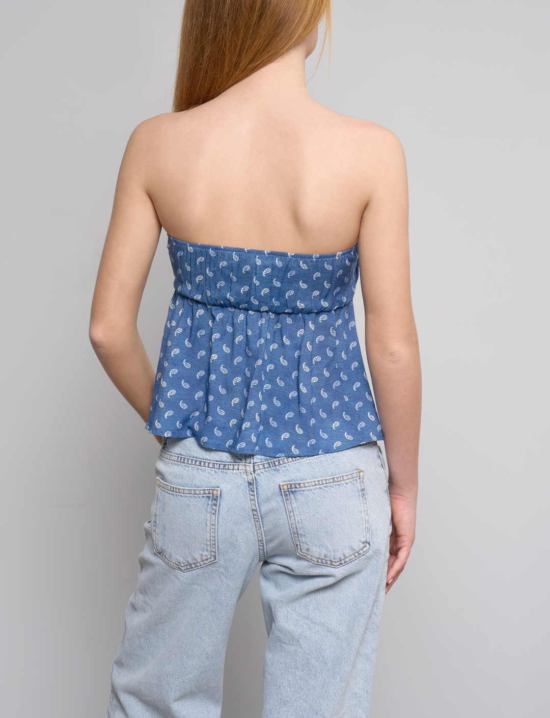 Top blu a fascia con stampe