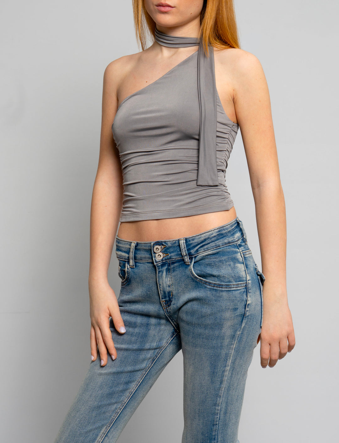 Top monospalla con fascia al collo