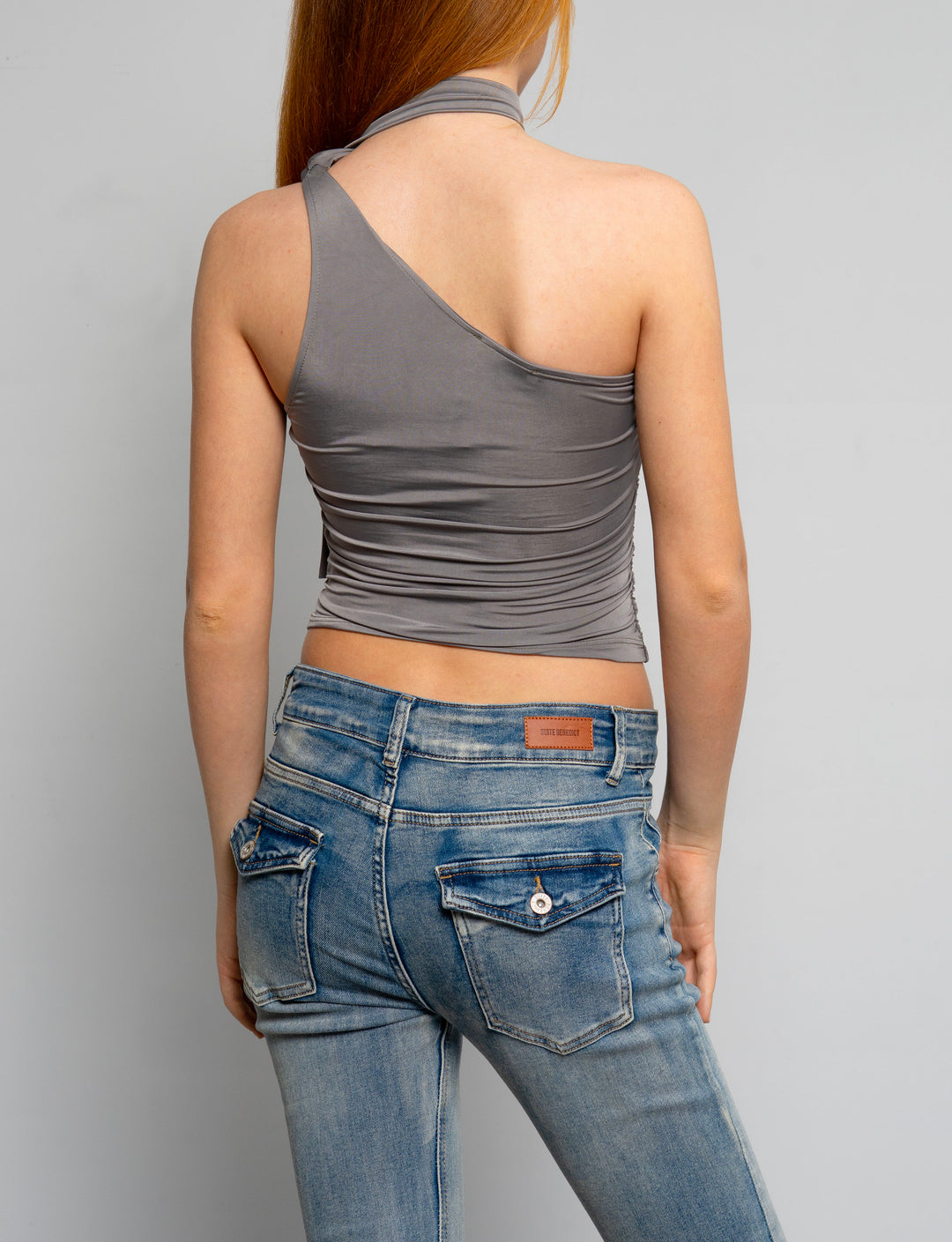 Top monospalla con fascia al collo