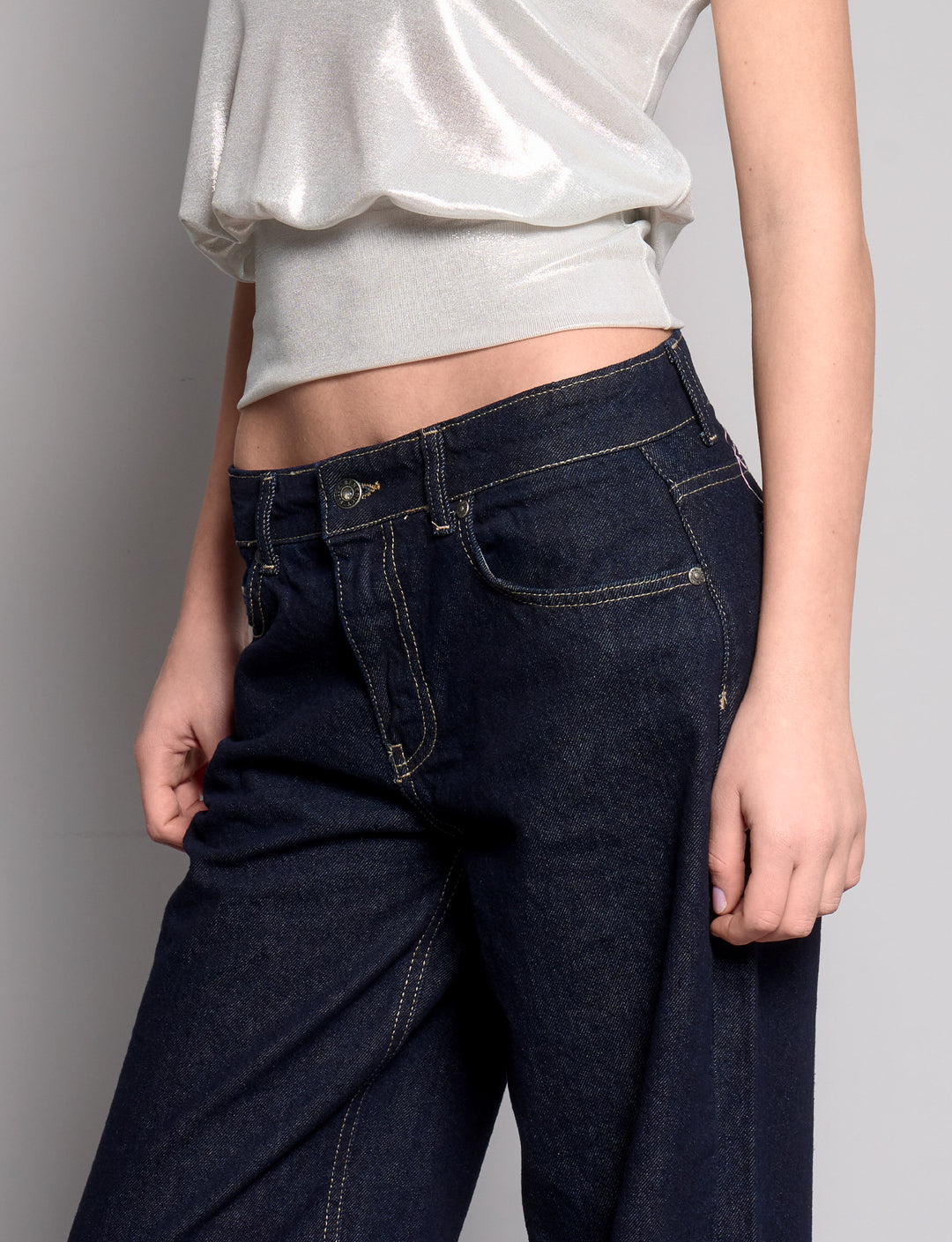 Top a fascia bianco effetto metallizzato