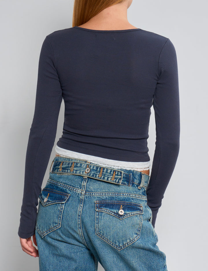 Top a maniche lunghe blu notte con effetto sovrapposto e dettaglio in pizzo retro