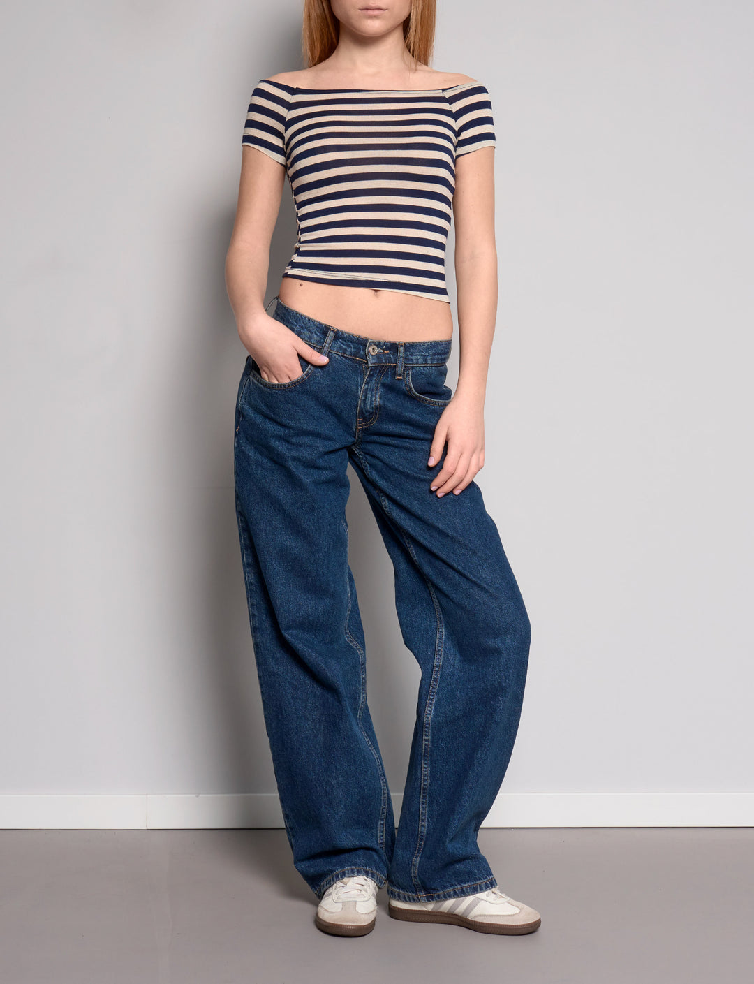 Top a righe blu con scollo dritto