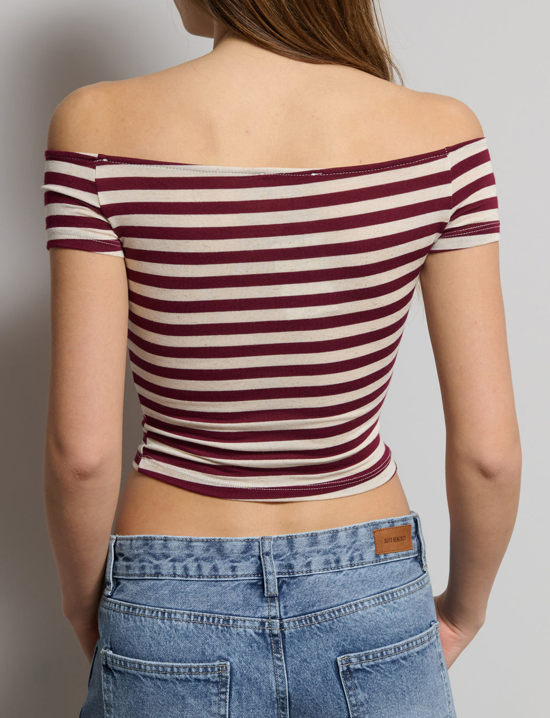 Top a righe rosse con scollo dritto