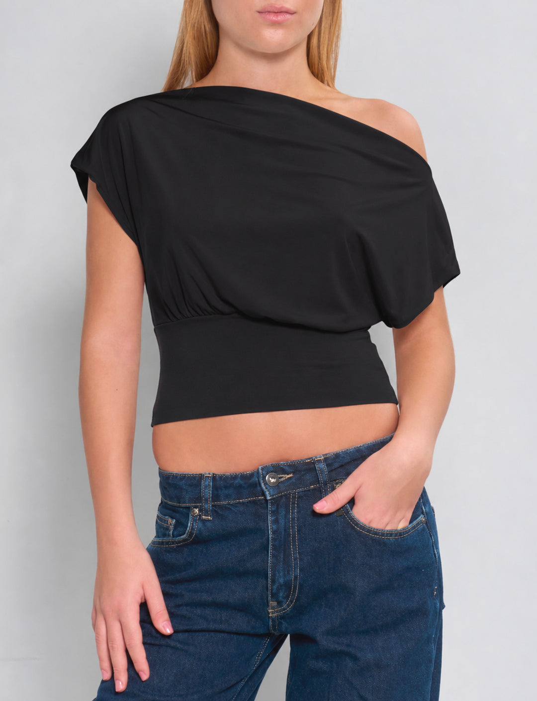 Top asimmetrico nero con schiena scoperta frontale