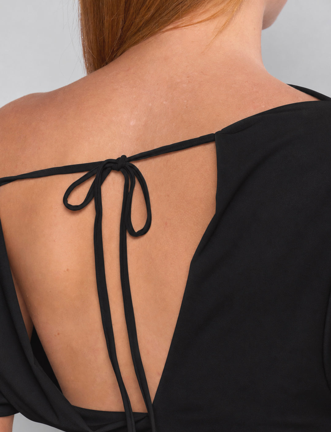 Top asimmetrico nero con schiena scoperta dettaglio