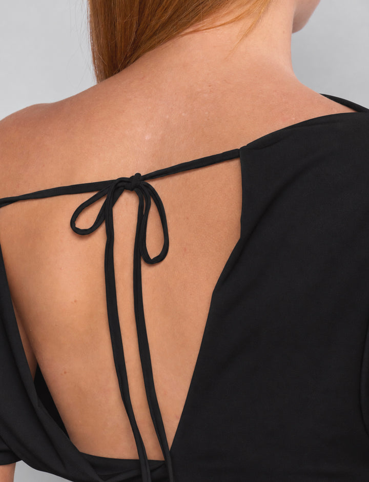 Top asimmetrico nero con schiena scoperta dettaglio