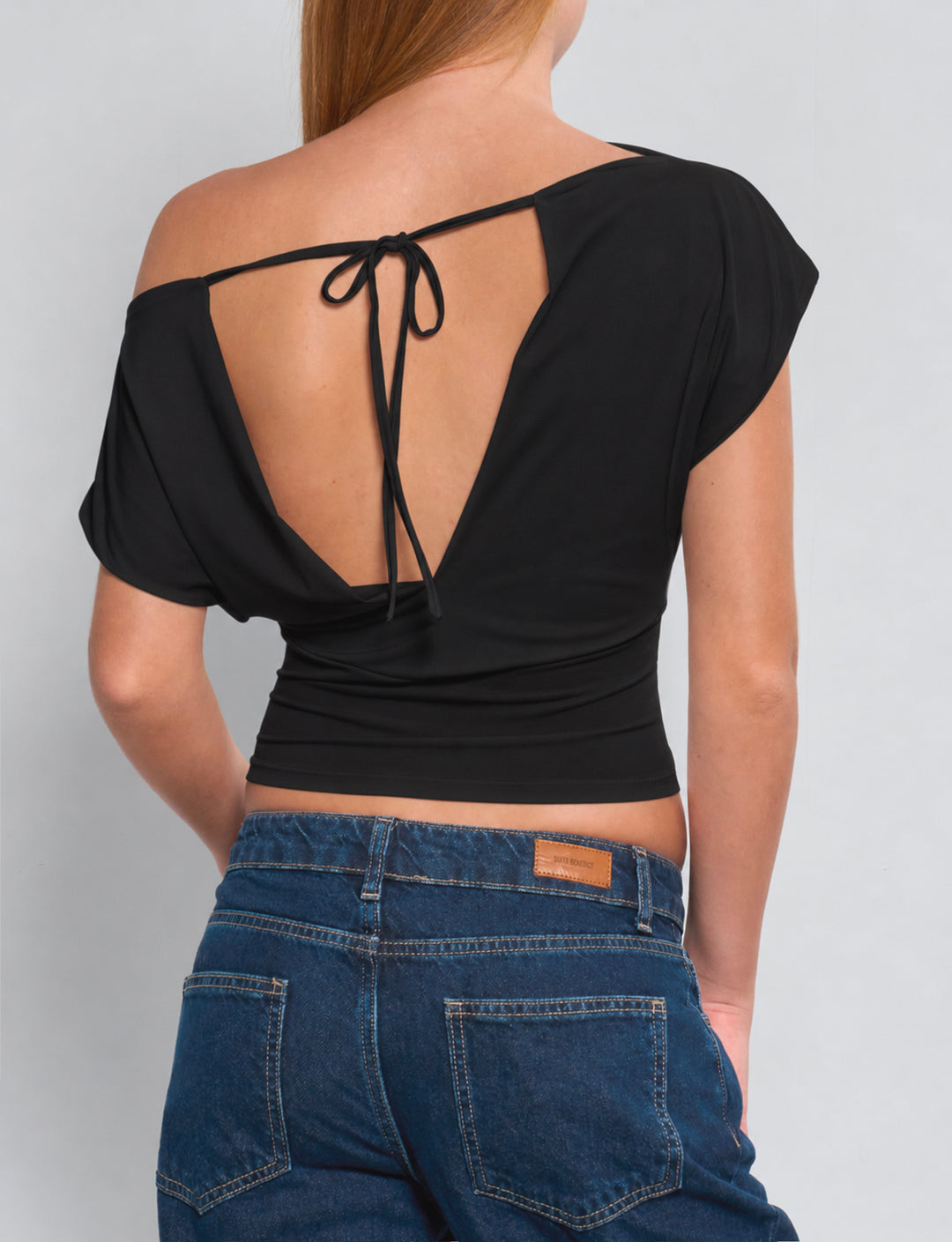 Top asimmetrico nero con schiena scoperta retro