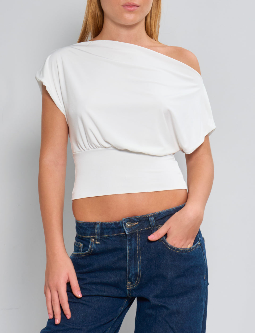 Top asimmetrico panna con schiena scoperta frontale