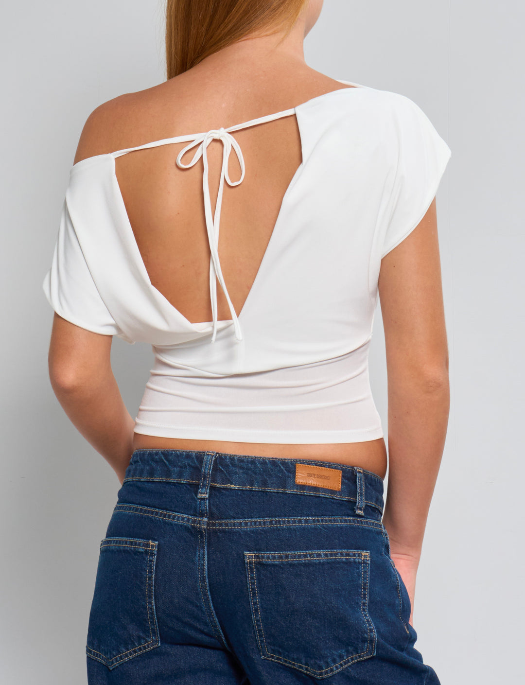 Top asimmetrico panna con schiena scoperta retro