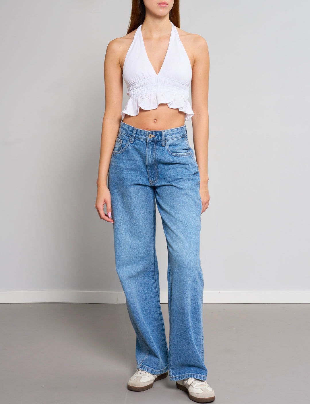Top bianco in lino con schiena scoperta look